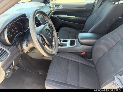 Used 2018 Jeep Grand Cherokee Laredo RWD image 12