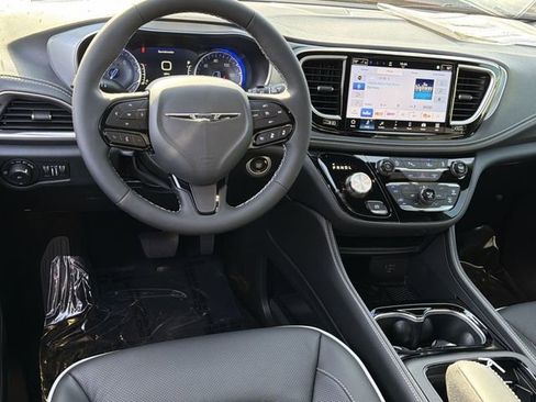 New 2026 Chrysler Pacifica Limited w/ S Appearance Package FWD image 17