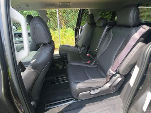 Used 2024 Kia Carnival LX FWD image 9