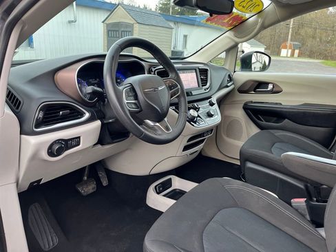 Used 2023 Chrysler Voyager LX image 13