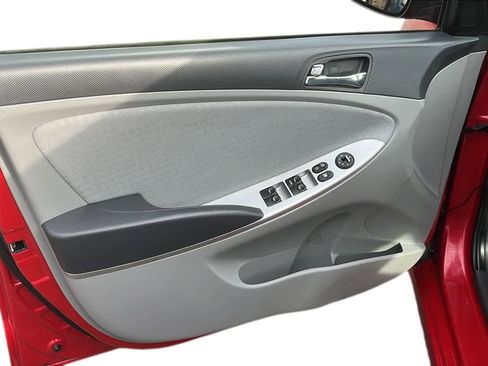 Used 2014 Hyundai Accent SE image 10