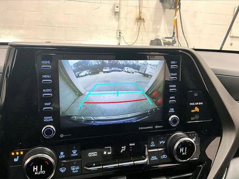 Used 2022 Toyota Highlander XLE image 14