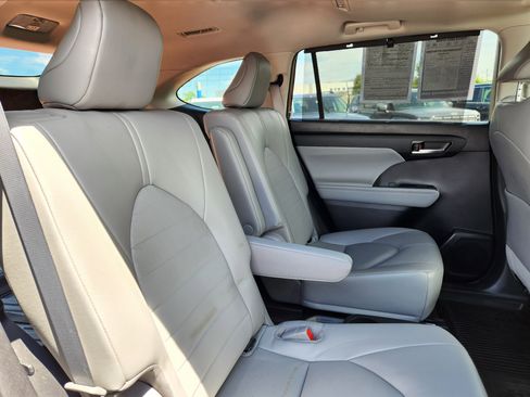 Used 2023 Toyota Highlander XLE FWD image 15
