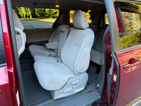 Used 2016 Toyota Sienna LE image 8