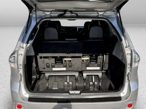 Used 2015 Toyota Sienna SE image 21