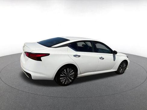 Used 2025 Nissan Altima 2.5 SV FWD image 12