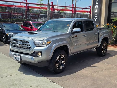 Used 2017 Toyota Tacoma TRD Sport w/ Tow Package RWD image 5