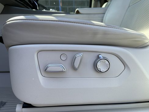 Used 2022 Cadillac Escalade Premium Luxury Platinum image 16