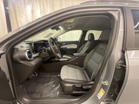 Used 2025 Chevrolet Trax LT w/ LT Convenience Package FWD image 10