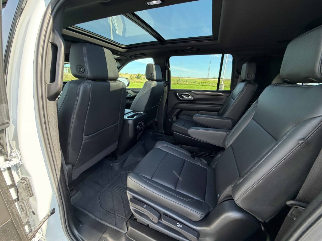 Used 2024 Chevrolet Suburban Z71 w/ Luxury Package AWD/4WD image 19