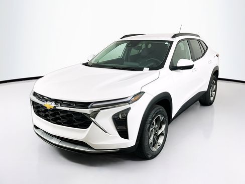 Used 2024 Chevrolet Trax LT w/ Driver Confidence Package FWD image 3