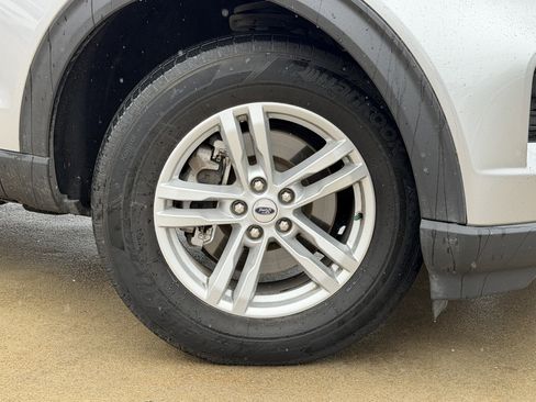 Used 2023 Ford Explorer XLT image 3