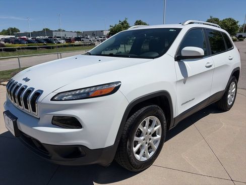 Used 2017 Jeep Cherokee Latitude w/ Cold Weather Group AWD/4WD image 4