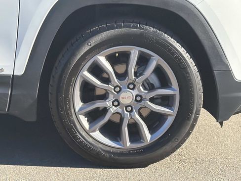 Used 2024 GMC Terrain SLT image 27