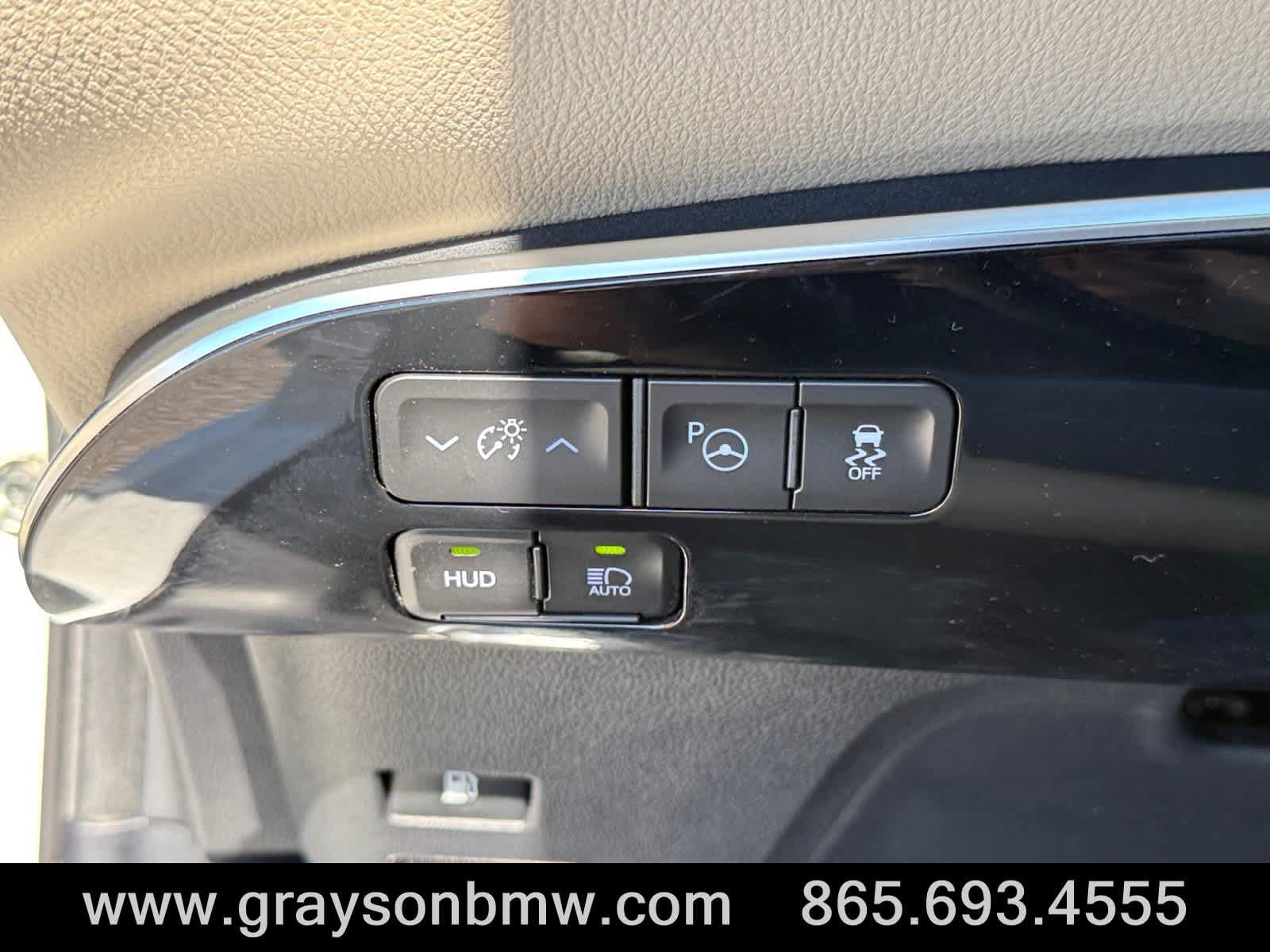 Used 2022 Toyota Prius Limited w/ Premium Convenience Package FWD image 32