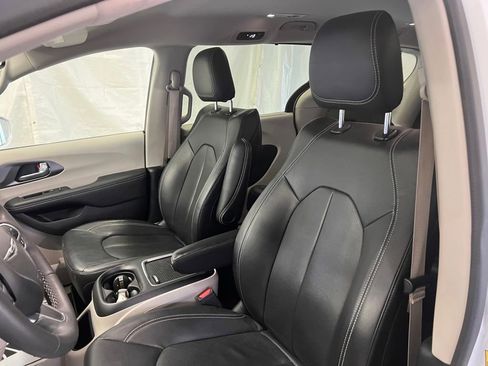 Used 2022 Chrysler Pacifica Touring-L image 16