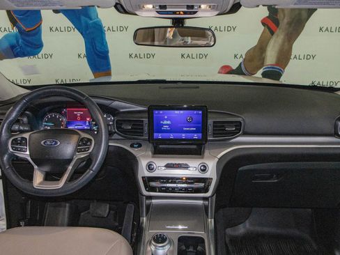 Used 2023 Ford Explorer XLT w/ Equipment Group 202A image 3