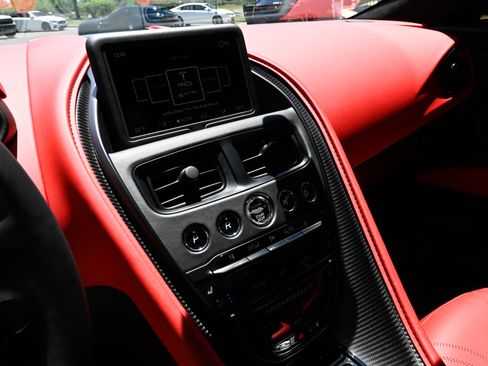 Used 2021 Aston Martin DB11 Coupe RWD image 29