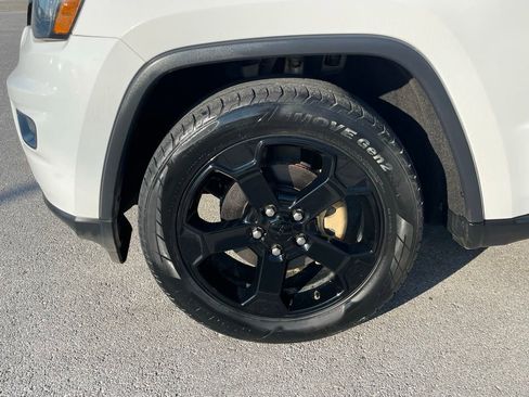 Used 2018 Jeep Grand Cherokee Laredo AWD/4WD image 33