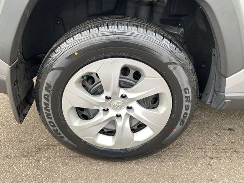 Used 2021 Toyota RAV4 LE image 20