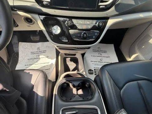 Used 2024 Chrysler Pacifica Touring-L FWD image 31