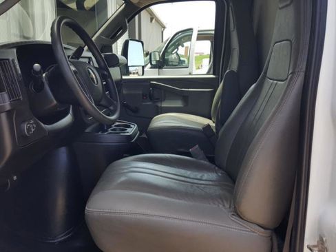 Used 2018 Chevrolet Express 3500 RWD image 15