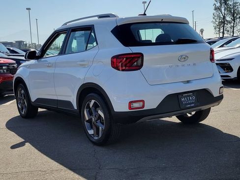 Used 2025 Hyundai Venue SEL FWD image 3
