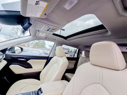 Used 2022 Toyota Highlander XLE image 12