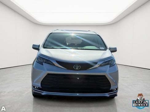 Used 2024 Toyota Sienna XLE FWD image 5