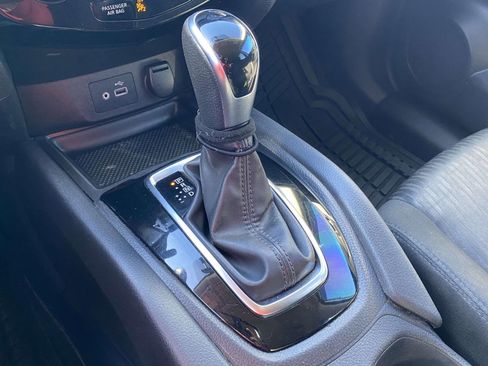 Used 2018 Nissan Rogue SV image 29