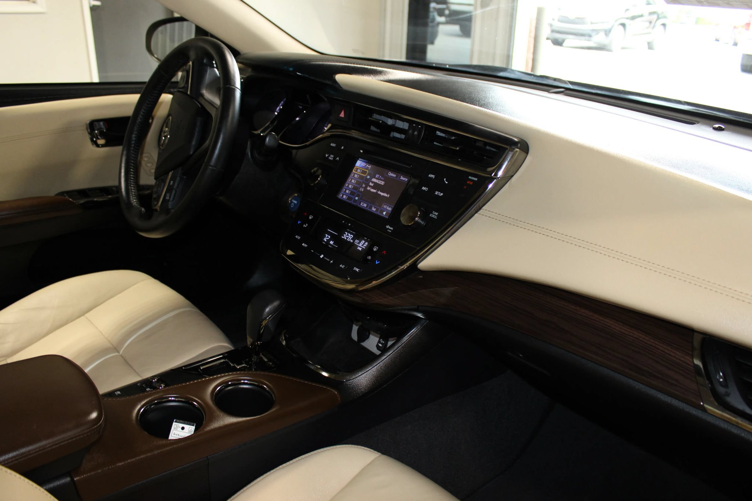 Used 2014 Toyota Avalon XLE Touring FWD image 31