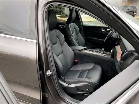 Used 2022 Volvo XC60 B5 Momentum w/ Climate Package image 29