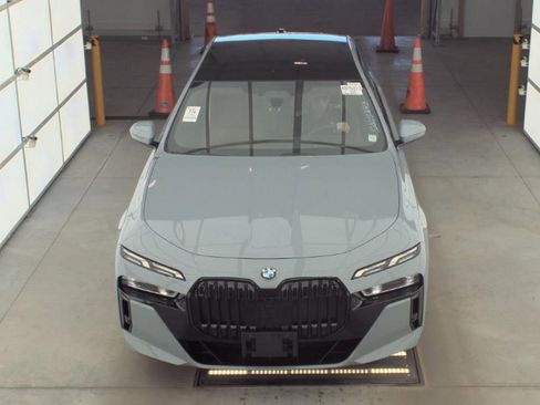 Used 2023 BMW 740i image 2