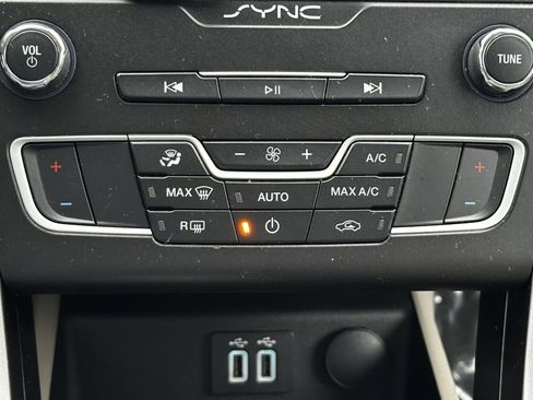 Used 2020 Ford Fusion SE image 29