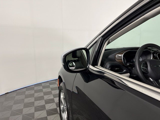 Used 2023 Chrysler Pacifica Limited AWD/4WD image 14