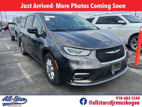 Used 2023 Chrysler Pacifica Touring-L image 1