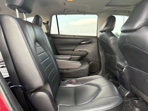 Used 2022 Toyota Highlander XLE FWD image 14