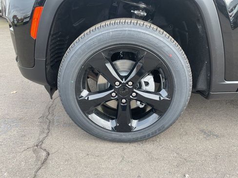 New 2025 Jeep Grand Cherokee Altitude image 7