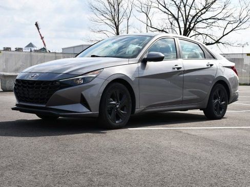 Used 2022 Hyundai Elantra SEL w/ Preferred Accessory Package FWD image 3