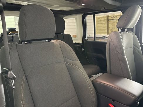 Used 2025 Jeep Wrangler Unlimited Sahara w/ Safety Group image 24