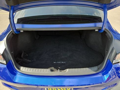 Used 2022 Hyundai Elantra Limited FWD image 16