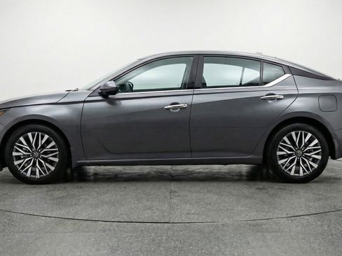 Used 2025 Nissan Altima 2.5 SV FWD image 3