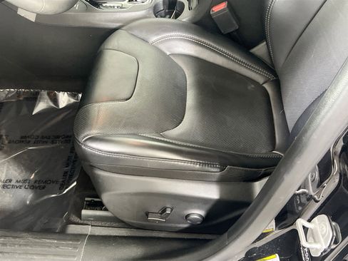 Used 2022 Jeep Cherokee Limited image 18