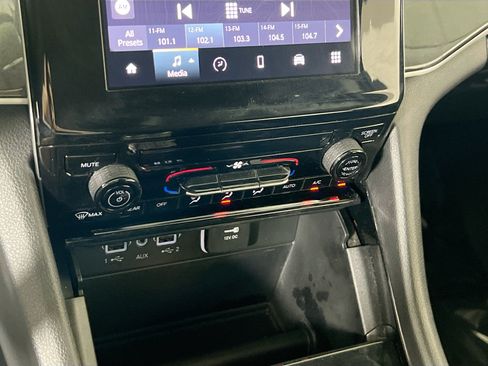 Used 2023 Jeep Grand Cherokee Laredo AWD/4WD image 15