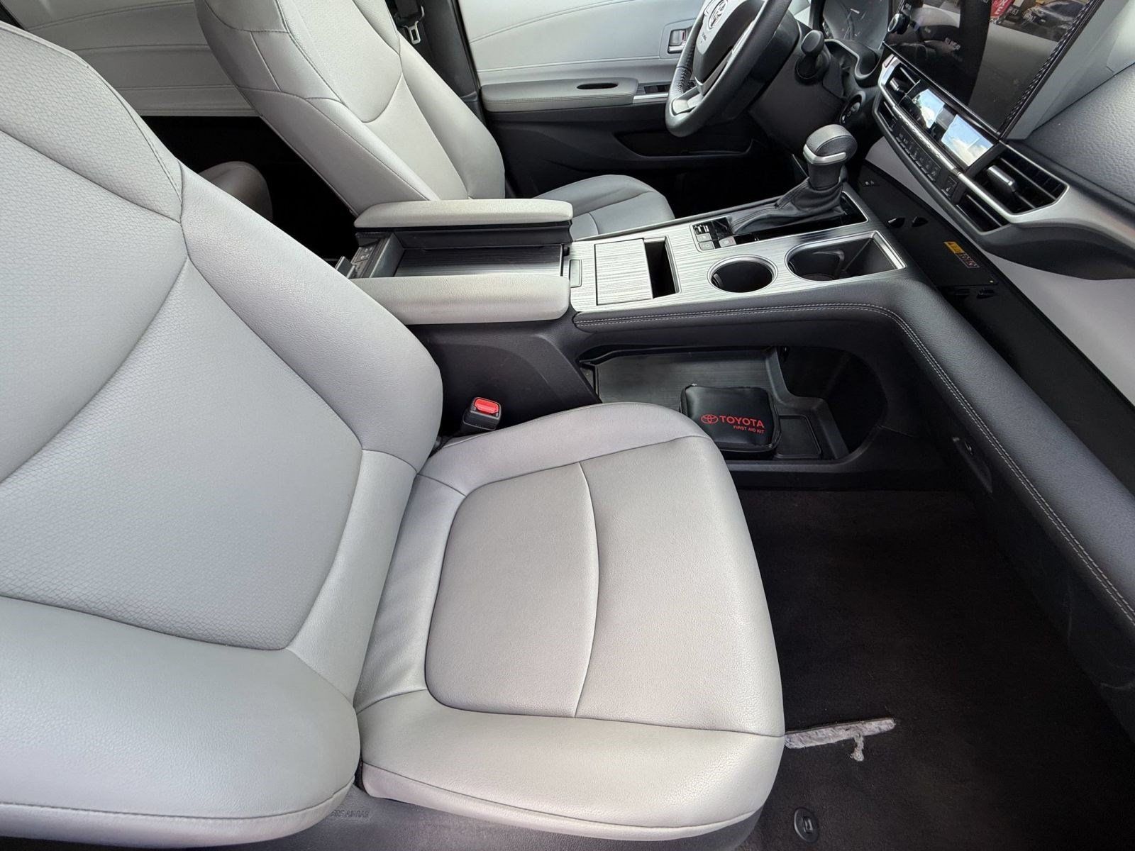Used 2026 Toyota Sienna XLE FWD image 28