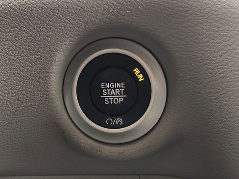 Used 2023 Chrysler Pacifica Touring-L image 22