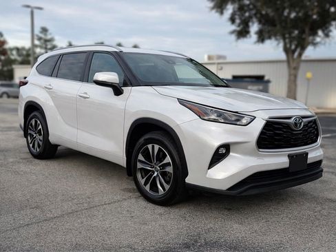 Used 2023 Toyota Highlander XLE image 11