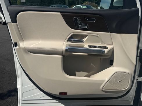 Used 2026 Mercedes-Benz GLB 250 4MATIC image 11