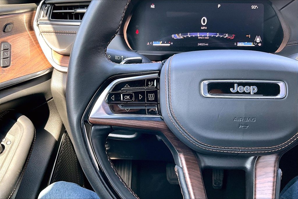 Used 2025 Jeep Grand Cherokee Summit w/ Obsidian Package AWD/4WD image 6