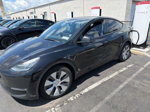 Used 2022 Tesla Model Y Long Range AWD/4WD image 1
